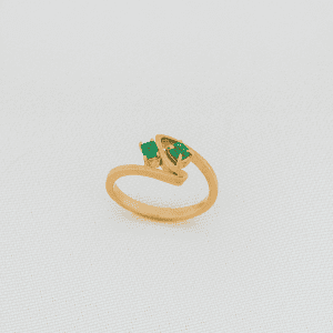 anillo de compromiso con esmeraldas