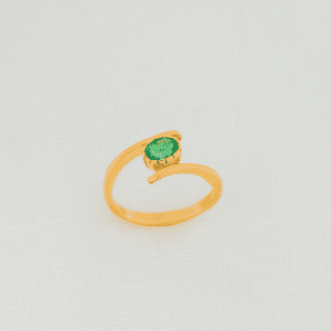 anillo de compromiso en oro con esmeralda