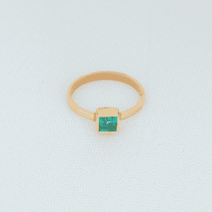 anillo de compromiso de oro con esmeralda