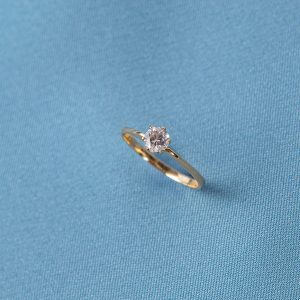 Anillo solitario con circón