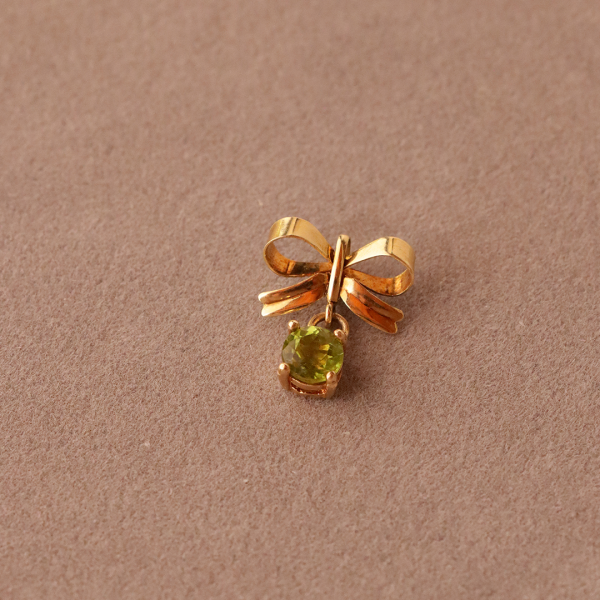 Dije moño con peridoto